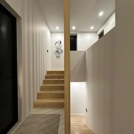 Brand New With Balcony And Free Parking Lejlighed