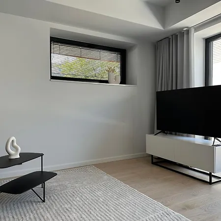 Brand New With Balcony And Free Parking Lejlighed