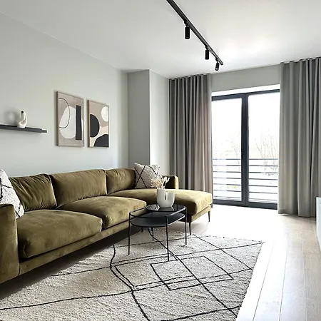 Brand New With Balcony And Free Parking 公寓