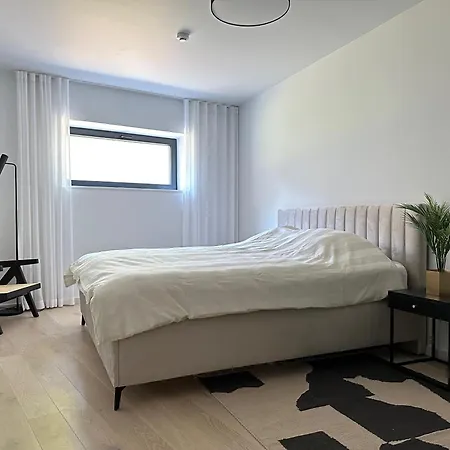 Brand New With Balcony And Free Parking 公寓 *